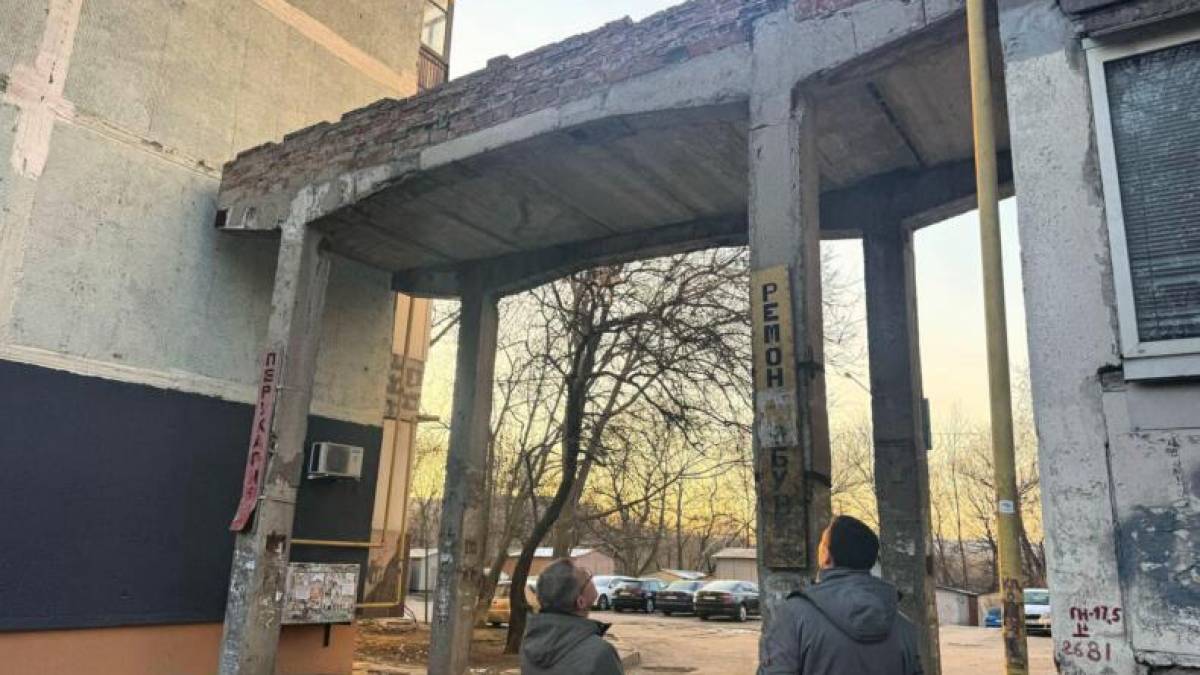 У Запоріжжі демонтують аварійні арки в багатоповерхівках (фото)