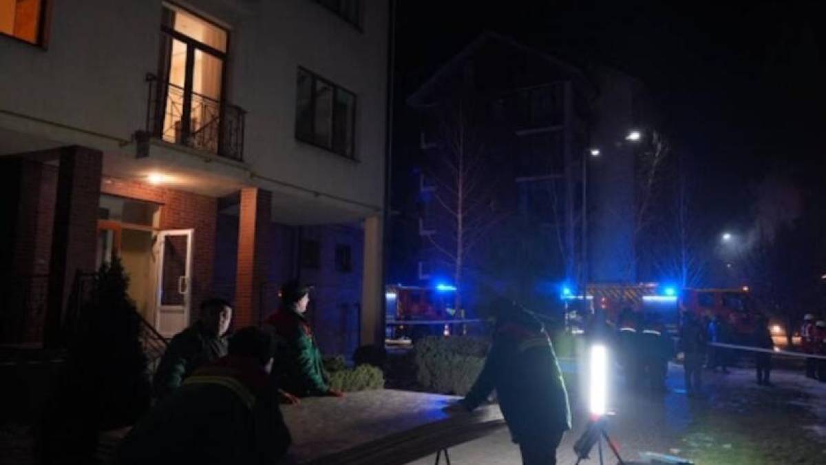 Комунальники закінчили зашивати вибиті вікна листами OSB