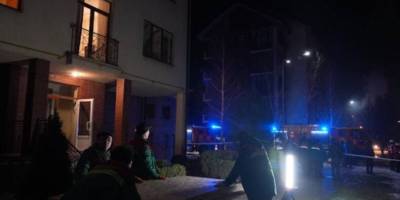 Комунальники закінчили зашивати вибиті вікна листами OSB