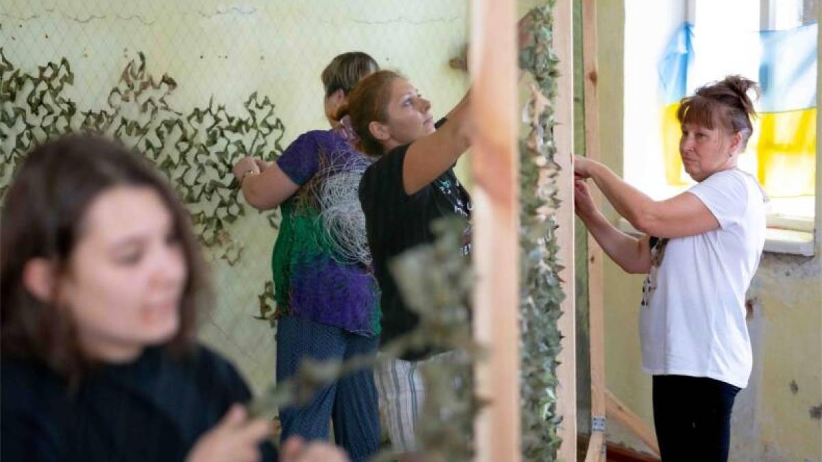 Волонтери з села на Запоріжжі сплели 15 тисяч квадратних метрів маскувальних сіток для ЗСУ
