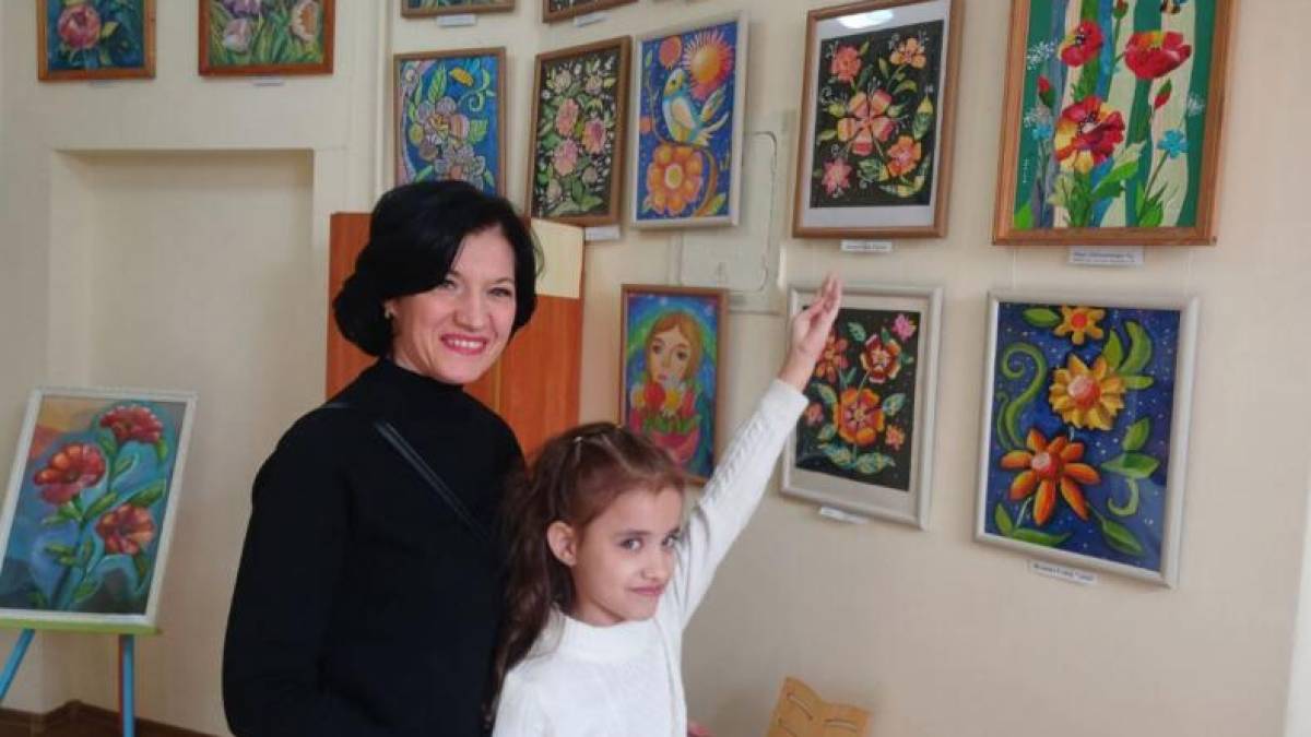 Діти малюють квіти та фотографуються на виставці «Весняне натхнення…»