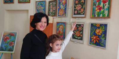 Діти малюють квіти та фотографуються на виставці «Весняне натхнення…»