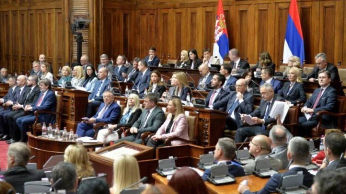 У сербському парламенті депутати побилися та закидали один одного димовими шашками