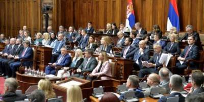 У сербському парламенті депутати побилися та закидали один одного димовими шашками