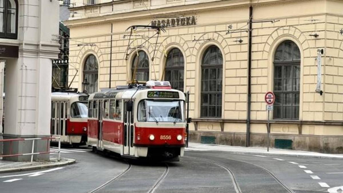 У Празі звільнили водія трамвая, який вигнав українців з дитиною
