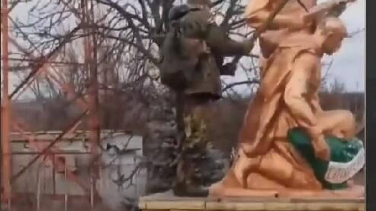 Окупант на Запоріжжі гатив киркою по «дедам, что воевали». Для фейкової “картинки”