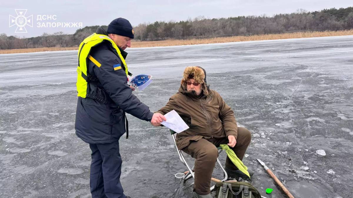 У Запоріжжі рятувальники вийшли на лід, щоб попередити про небезпеку легковажних рибалок (фото, відео)