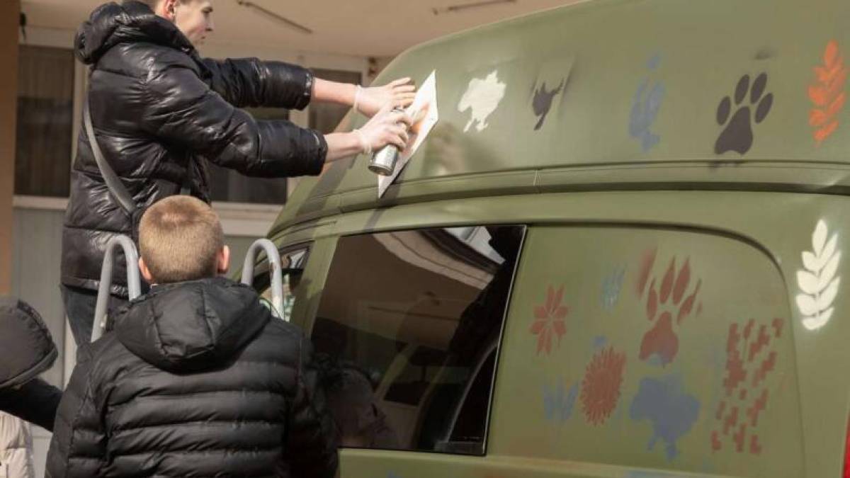 У Запоріжжі діти перетворили авто на оберіг для військових