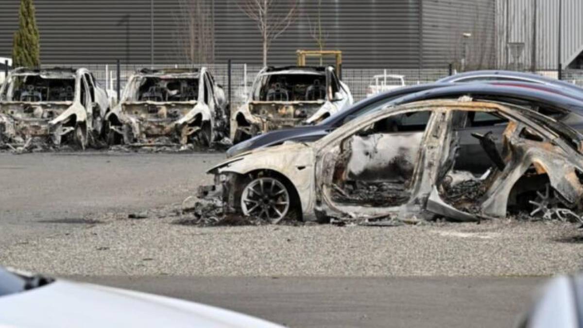 Невідомі підпалили французьке представництво Tesla