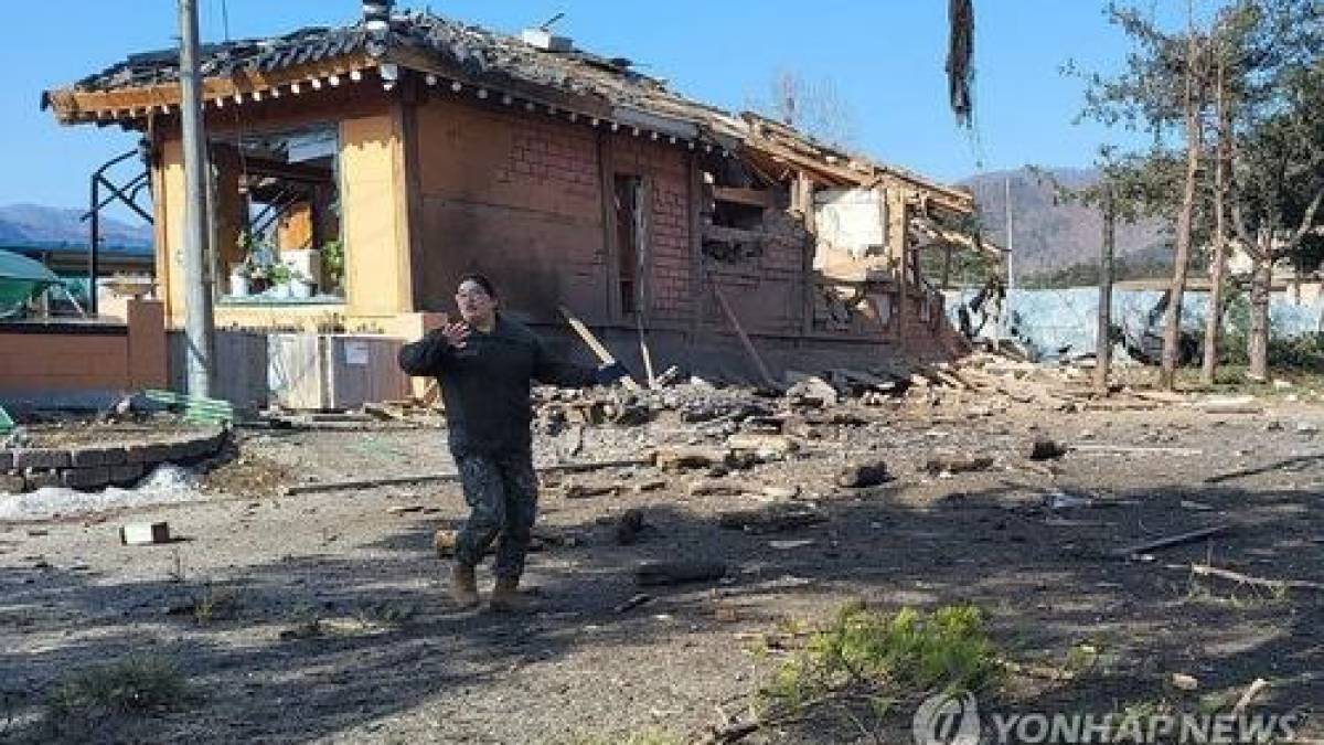 У Південній Кореї винищувачі KF-16 випустили чотири бомби MK-82 на житлові будинки та церкву (ВІДЕО)