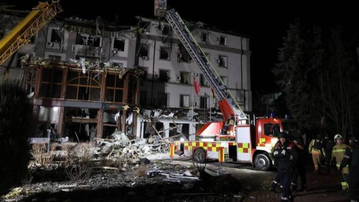 У готель, по якому вдарили росіяни, напередодні заселились іноземні волонтери – Зеленський