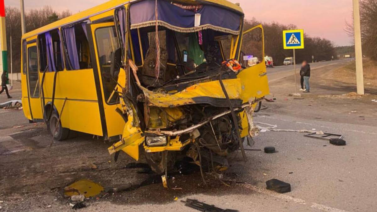 На Львівщині автобус зіткнувся з вантажівкою: один загиблий і 16 поранених
