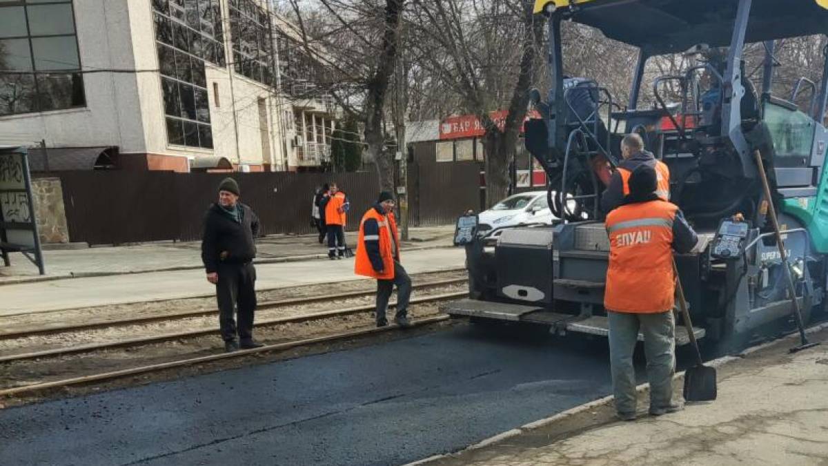 У центрі Запоріжжя оновлюють дорогу (фото, відео)