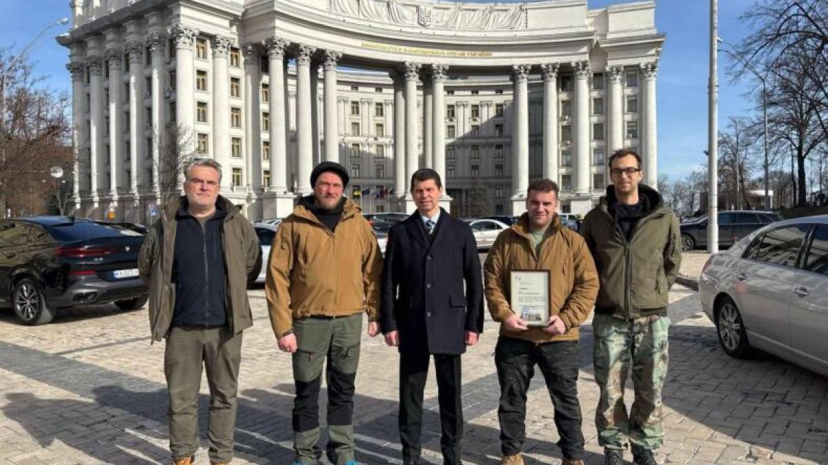 Польська ініціатива «Позашляховики на фронт» передала військовим 309 автомобілей