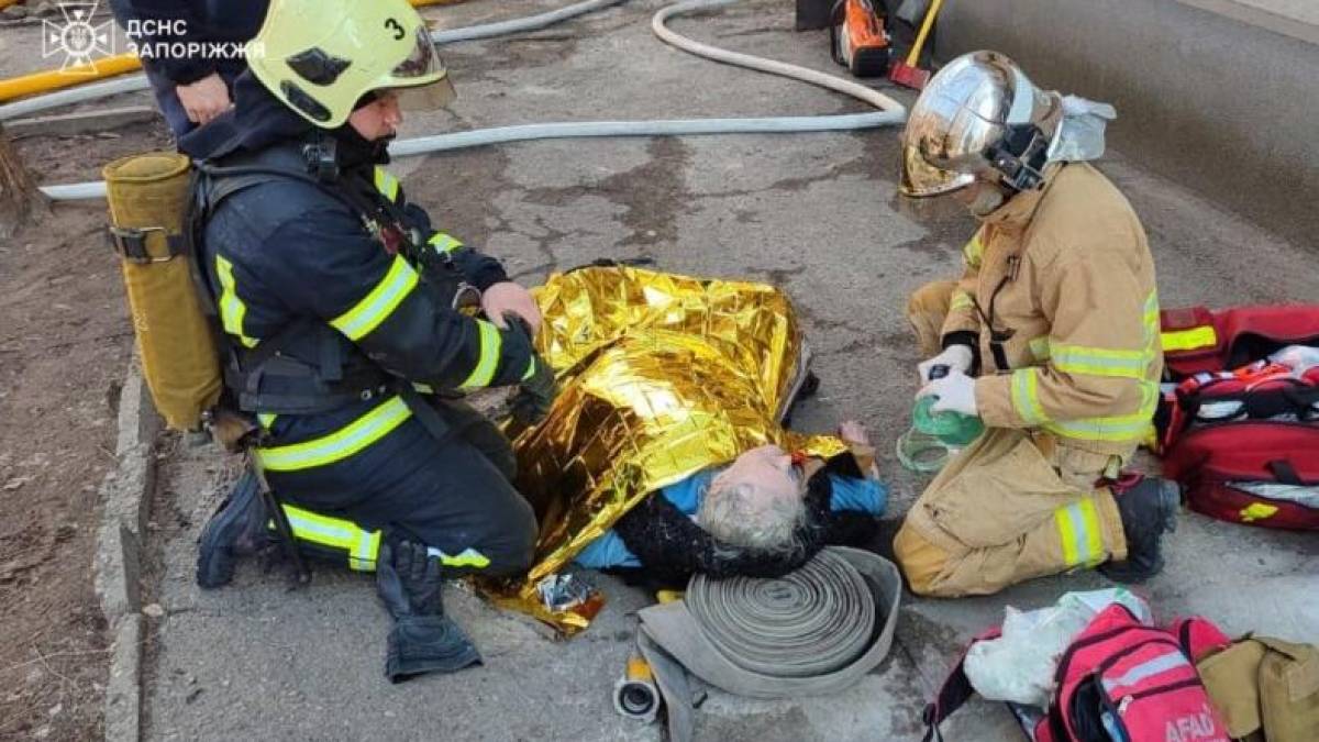 У Запоріжжі під час пожежі надзвичайники врятували жінку