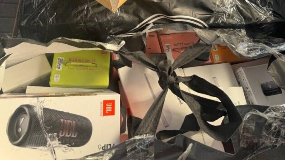 Іноземець намагався незаконно завезти до України гаджети на ₴1,2 мільйона — ДПСУ