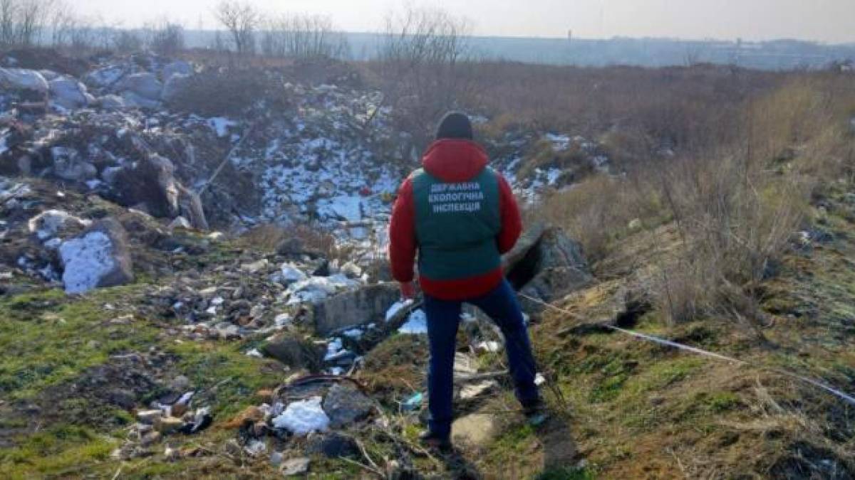 У Запорізькому районі невідомі облаштували велике сміттєзвалище (фото)