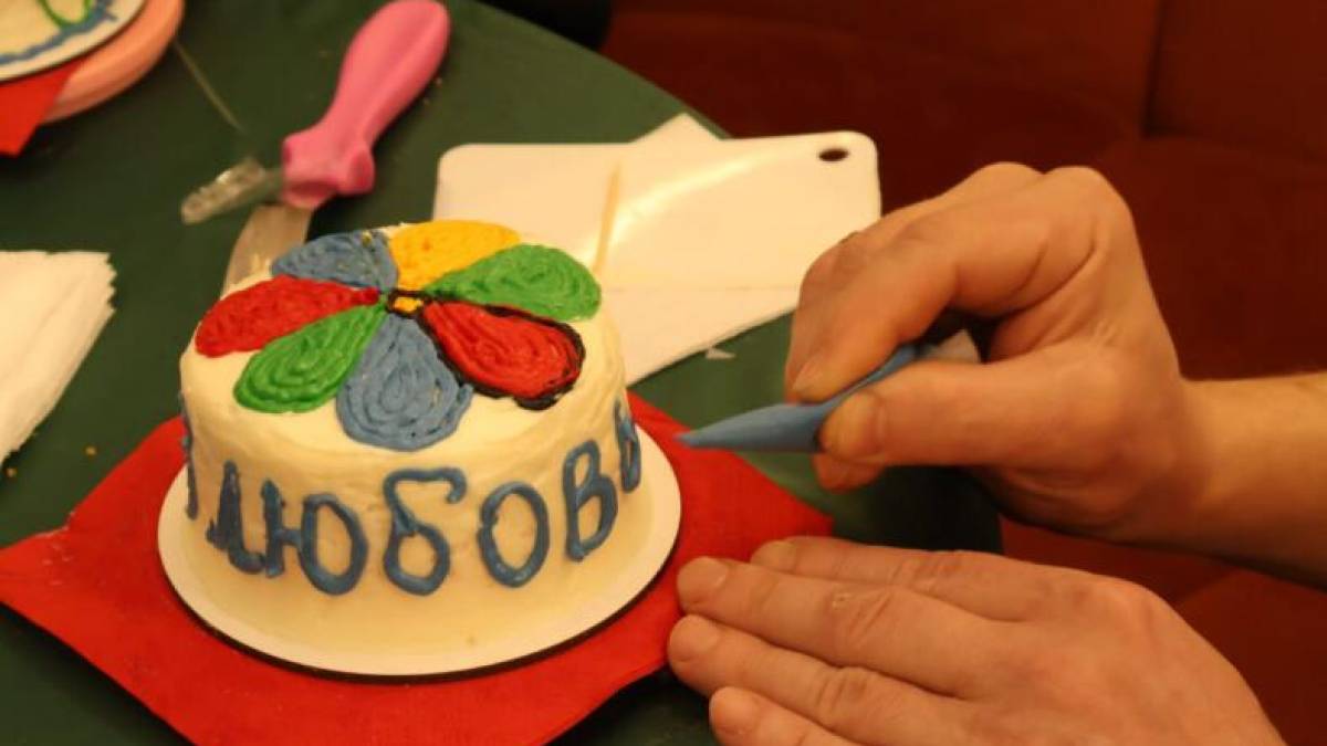 У Запоріжжі ветеранів війни навчали кондитерській майстерності