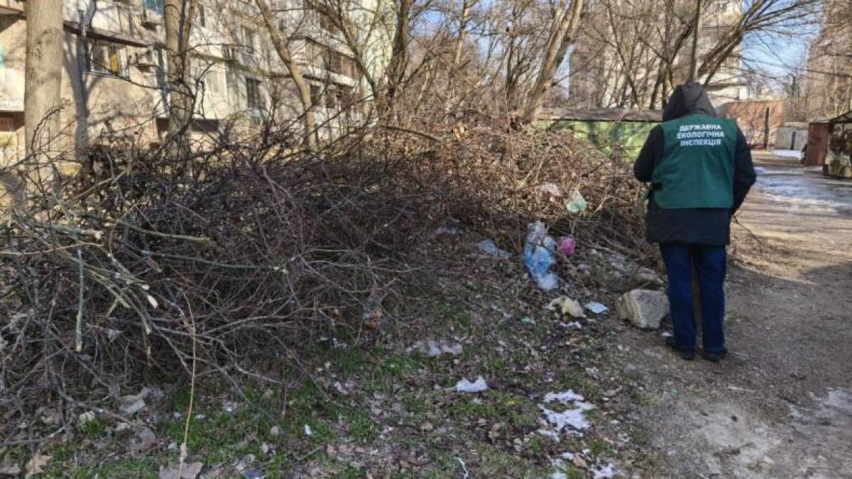 У Комунарському районі Запоріжжя виявлено несанкціоноване сміттєзвалище