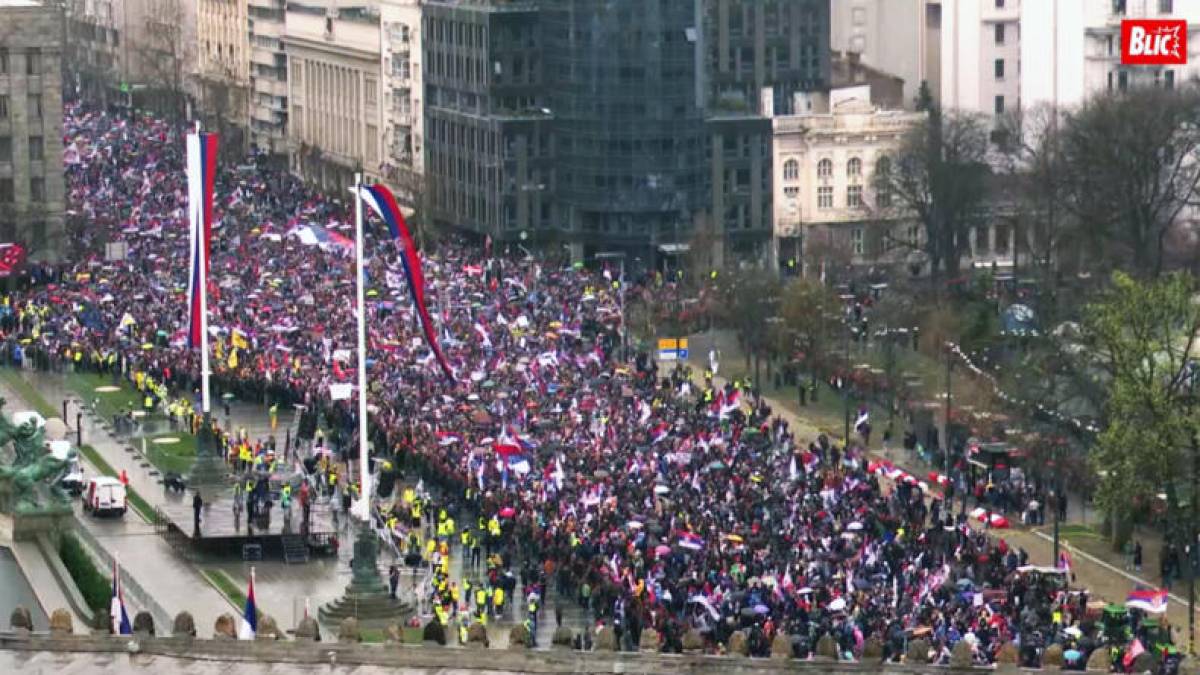 В Белграді проходить велика студентська акція протесту. Автомобіль в’їхав у натовп. ВІДЕО