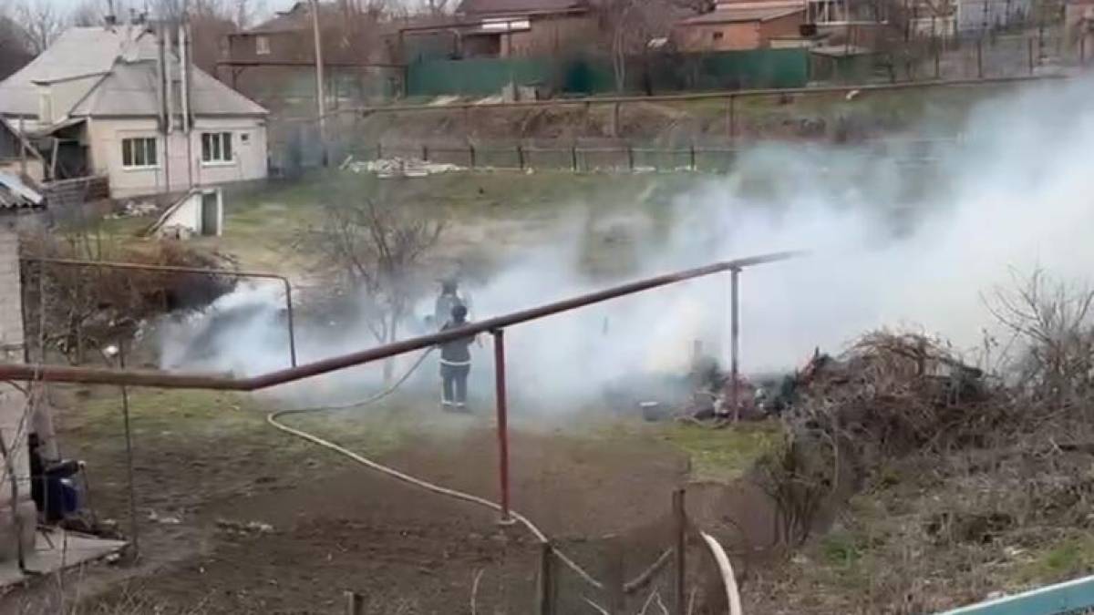 На Запоріжжі жінка палила суху траву і ледь не знищила власну хату (відео)