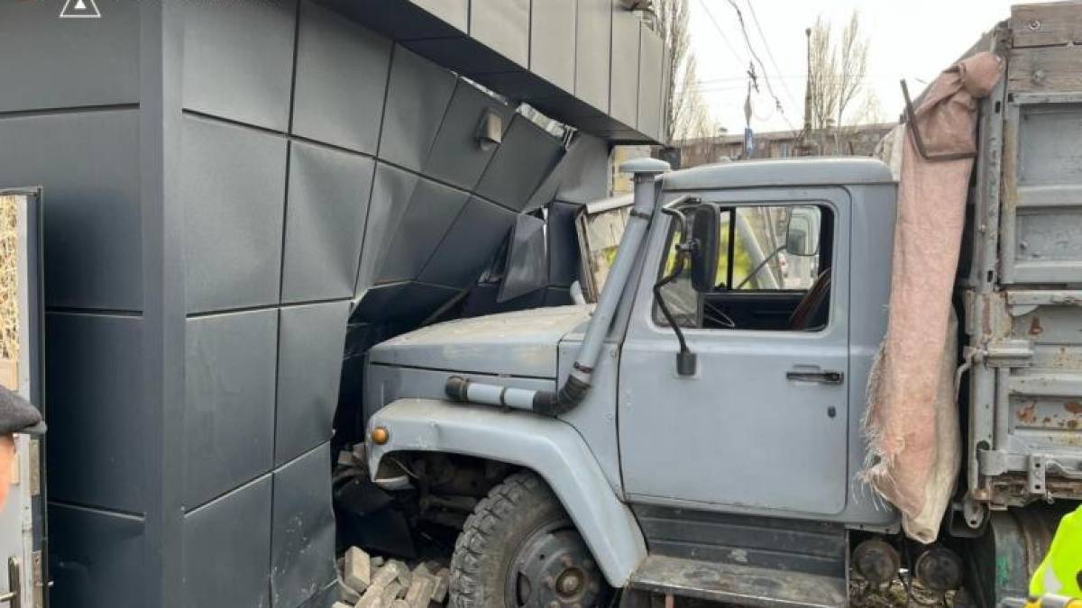 У Запоріжжі вантажівка «протаранила» магазин (фото)