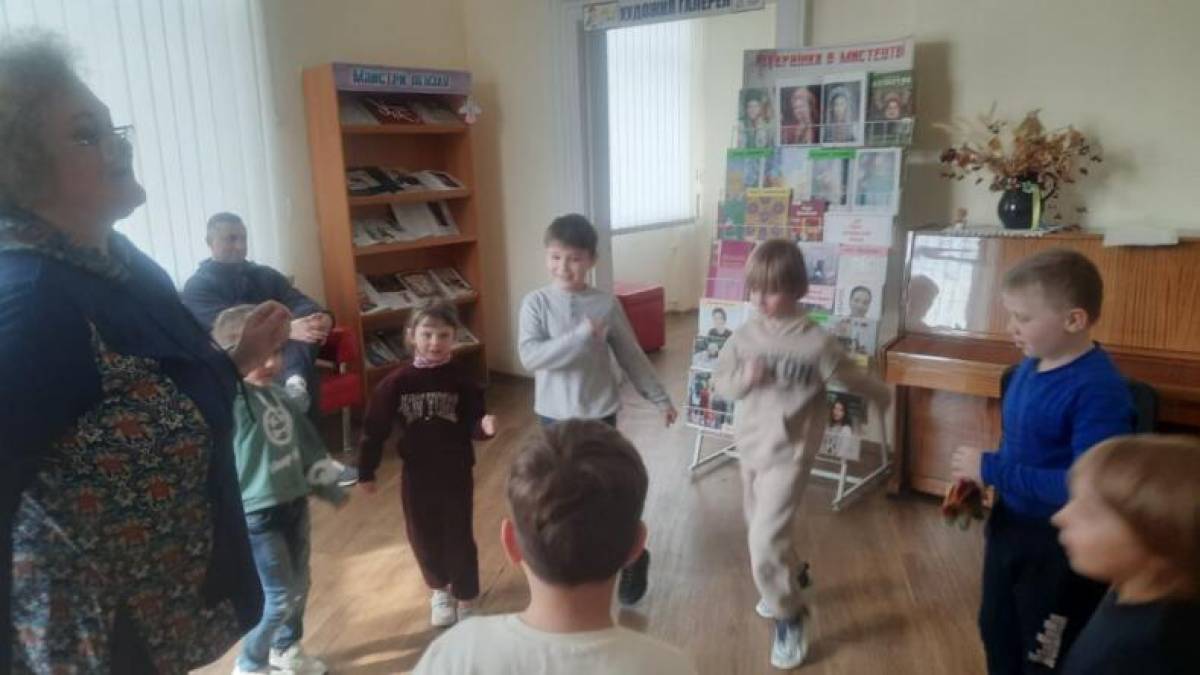 Щонеділі у запорізькій бібліотеці діти граючись вивчають англійську