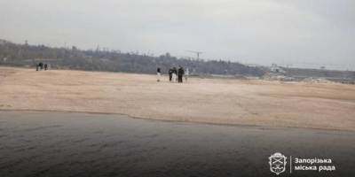 У Запоріжжі велика компанія опинилася на острові посеред Дніпра