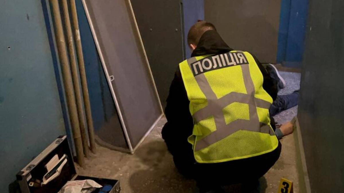 У під’їзді багатоповерхівки Запоріжжя знайшли зарізаного чоловіка