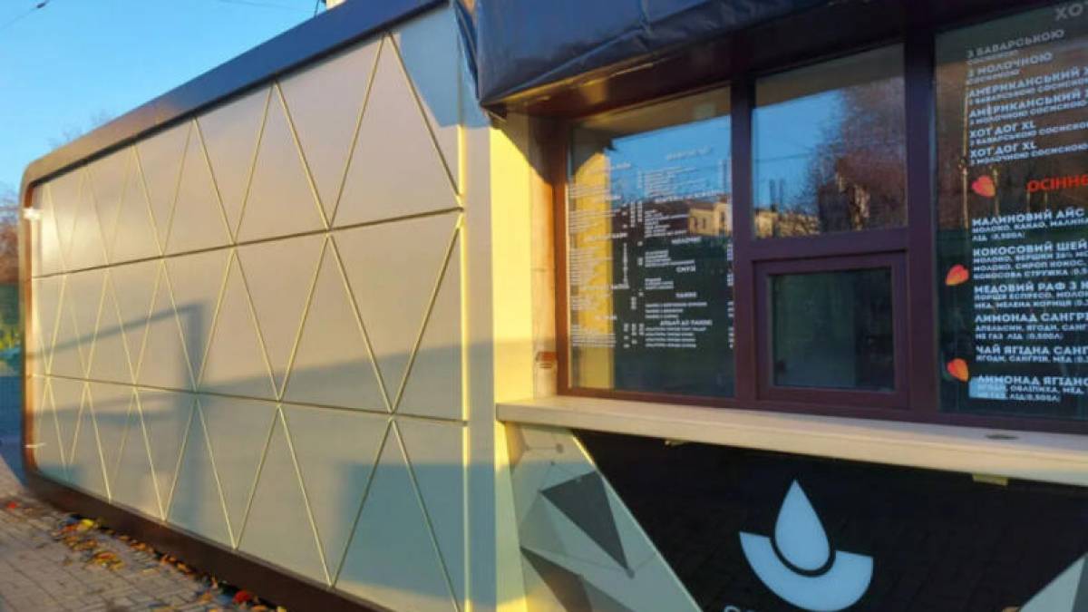 У кіоску-укритті в центрі Запоріжжя навели лад після розголосу в соцмережах (фото, відео)