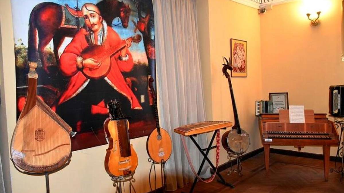 Запорізькій філармонії подарували рідкісний інструмент – колісну ліру