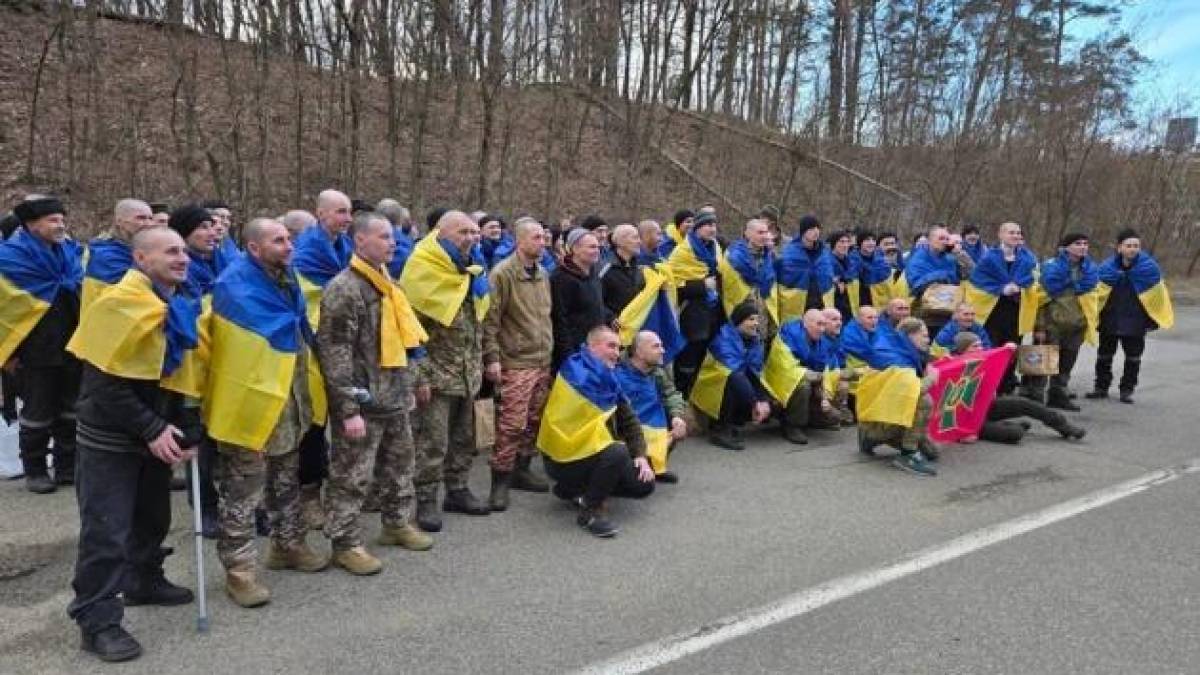 175 українських захисників звільнено з російського полону, ще 22 повертаються додому поза обмінами – Зеленський