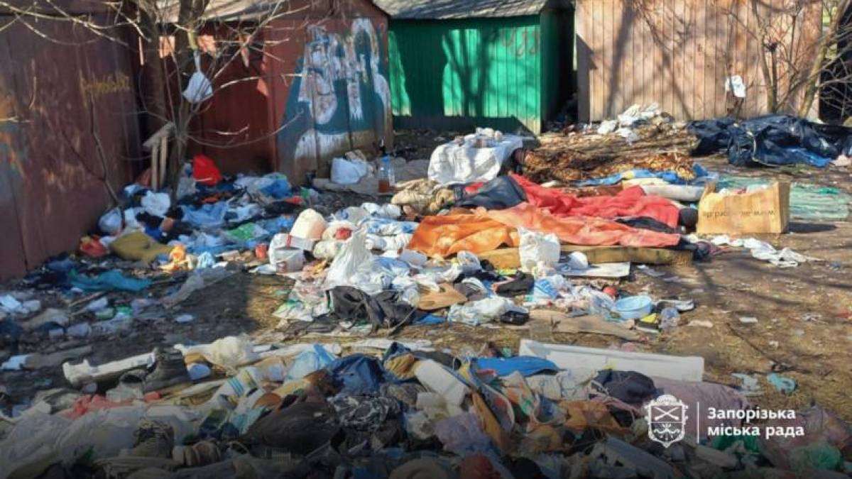 У спальному районі Запоріжжя безхатьки захопили територію — утворилося величезне сміттєзвалище