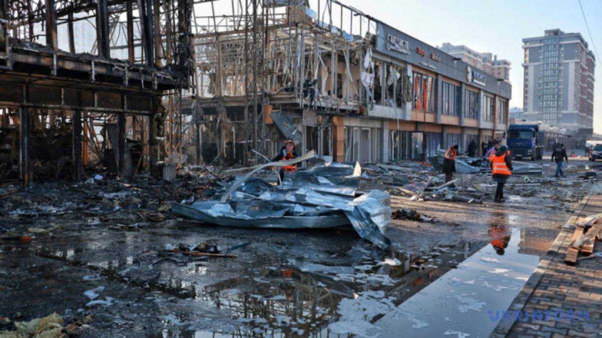 Атака дронів по Одесі: горів торговий центр, пошкоджені пожежна частина та кладовище