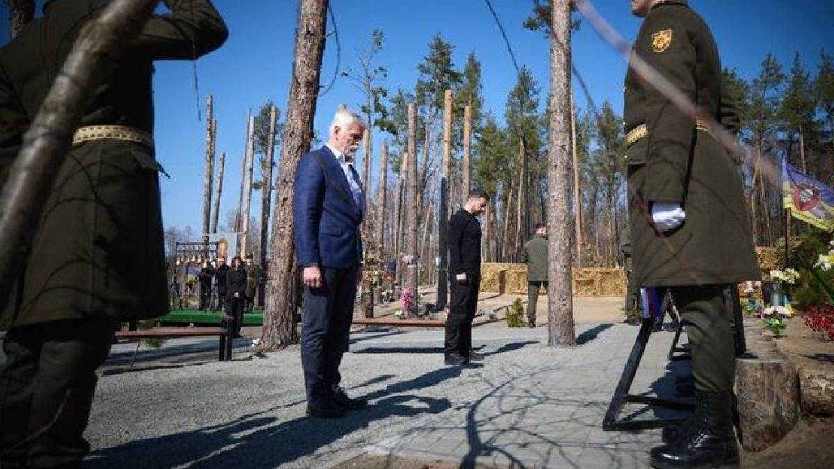Президенти України і Чехії відвідали Мощун, де вшанували пам’ять загиблих воїнів
