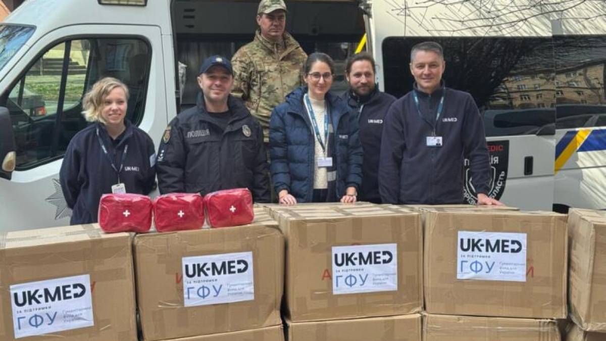 Поліцейські Запоріжжя отримали 700 аптечок першої допомоги з Великої Британії