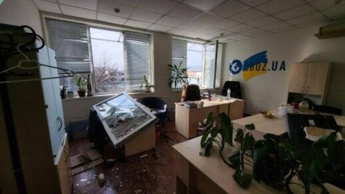 Під час нічної атаки на Київ пошкоджений офіс видання OBOZ.UA