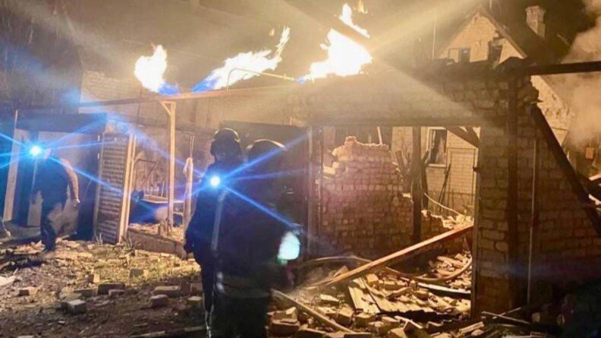 Спасатели показали фото последствий ночной атаки Запорожья и района