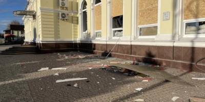 росіяни вдарили по вокзалу у Херсоні, пошкоджений вагон поїзда