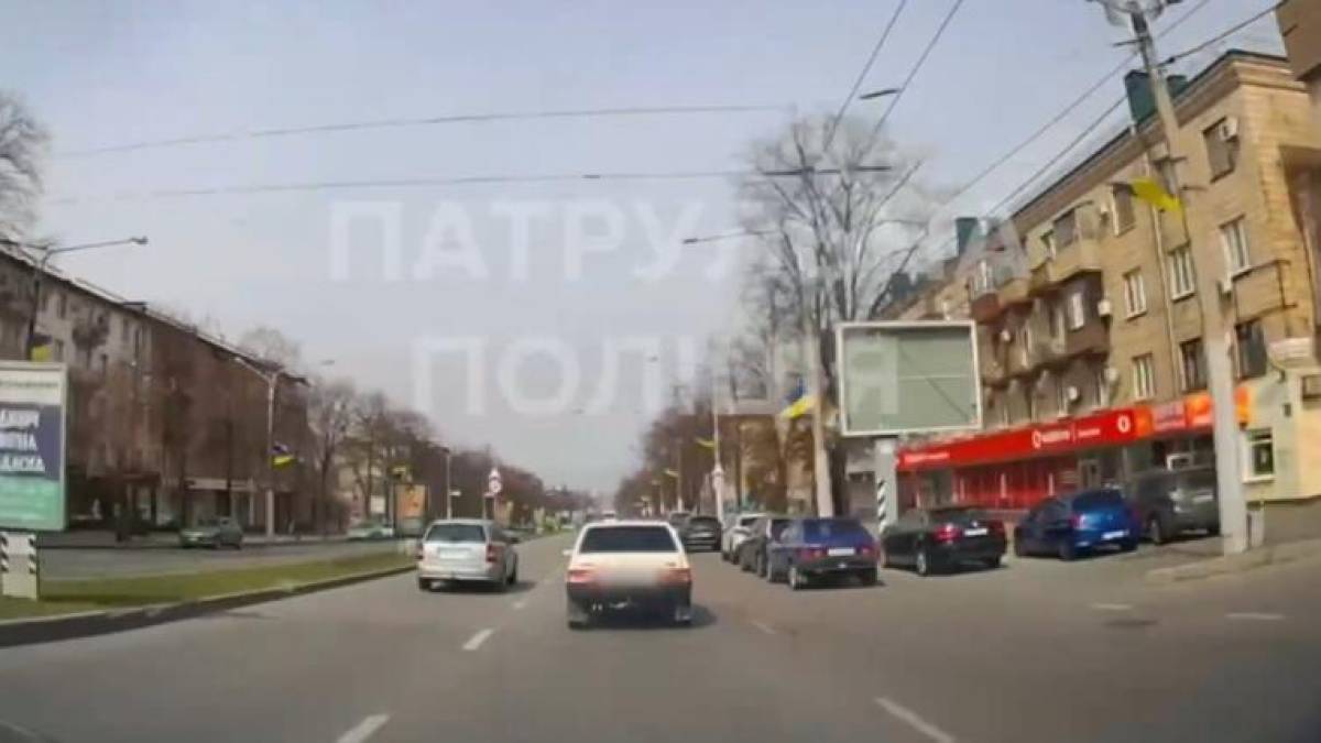 У Запоріжжі водій «під кайфом», тікаючи від поліції, влаштував гонки по місту (відео)