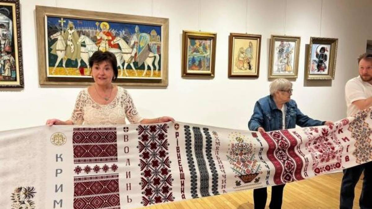 Вишитий рушник єднання з Тернопільщини розгорнули у Чикаго