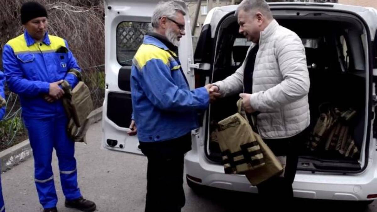 Запорізькі енергетики отримали бронежилети від колег із заходу України