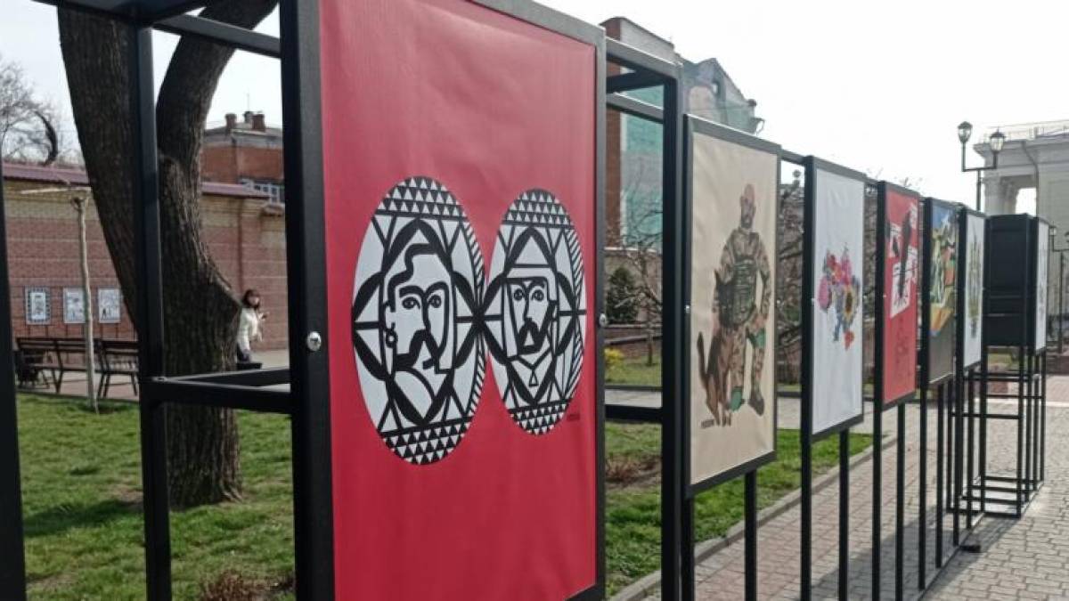 Прогулянки Тетральним сквером вздовж плакатів та роздумів воєнного часу