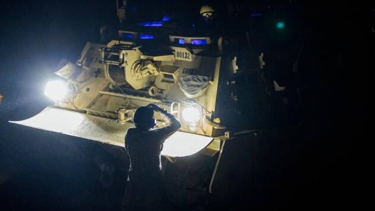 У Литві витягли з болота бронемашину зниклих американських військових