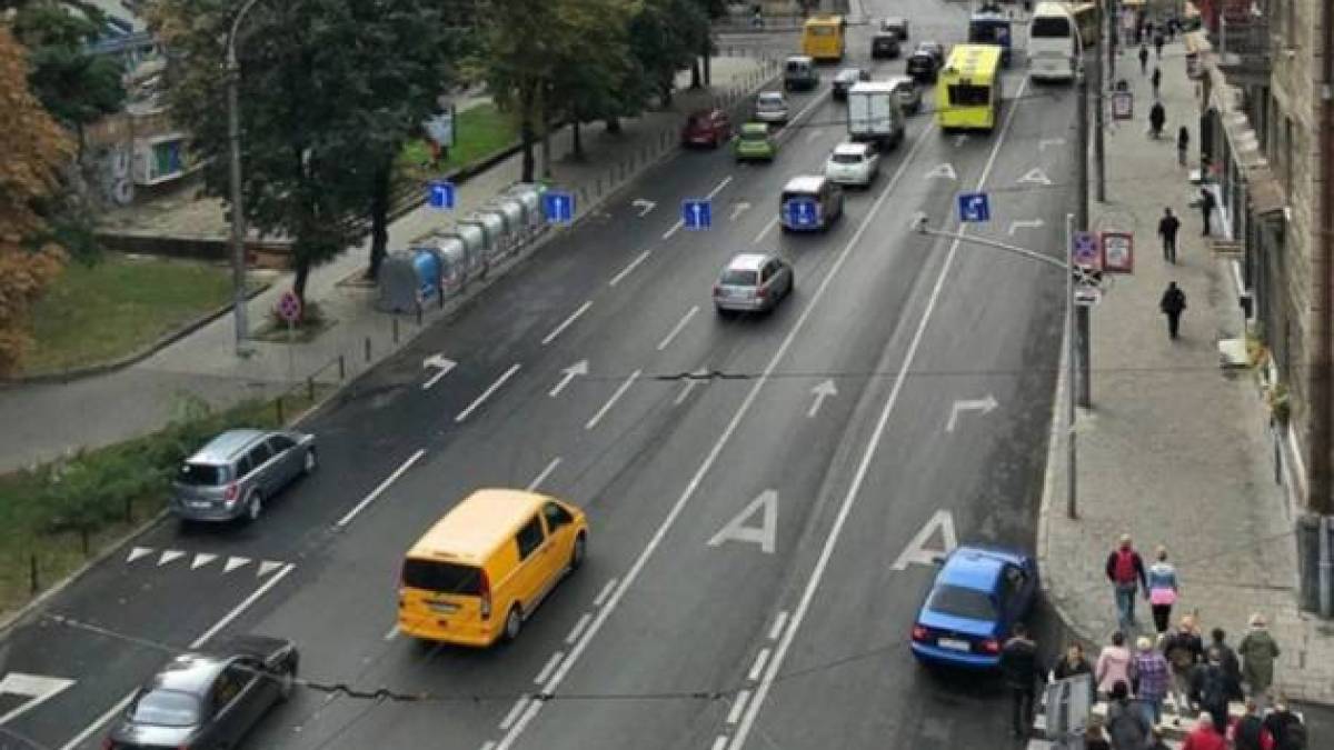 Мопедам та мотоциклам дозволили їздити смугою для руху маршруток
