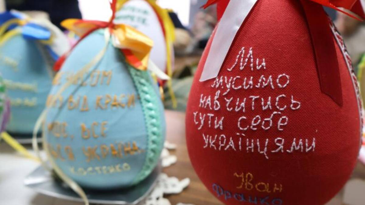 Сто вишитих писанок можна побачити на виставці в бібліотеці