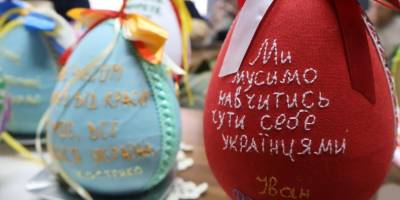 Сто вишитих писанок можна побачити на виставці в бібліотеці