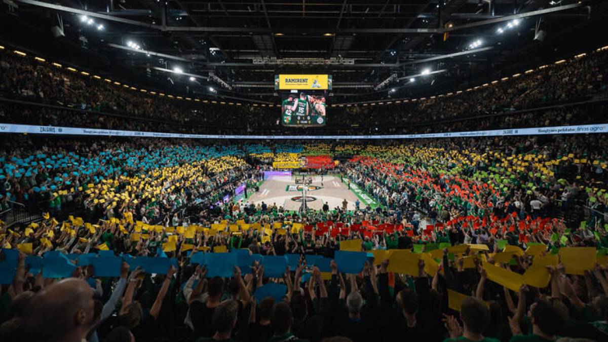 Фанати литовського “Жальгіріса” влаштували проукраїнський перформанс на матчі Євроліги