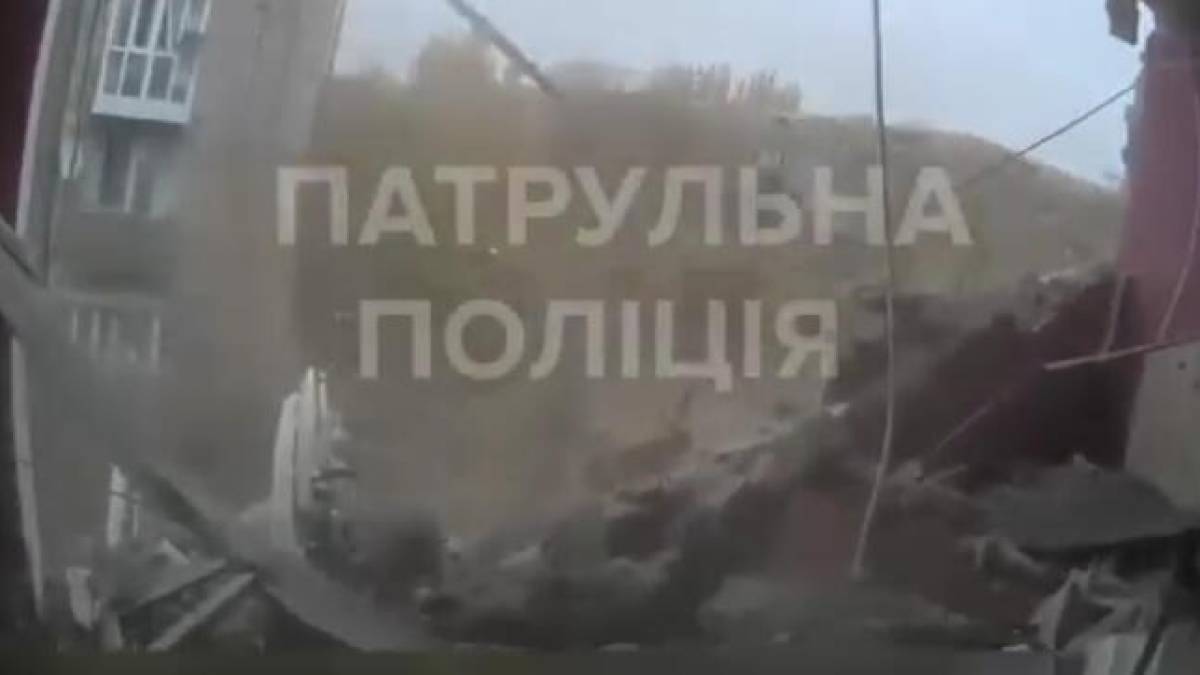 Поліція показала відео перших хвилин після російської ракетної атаки по Кривому Рогу