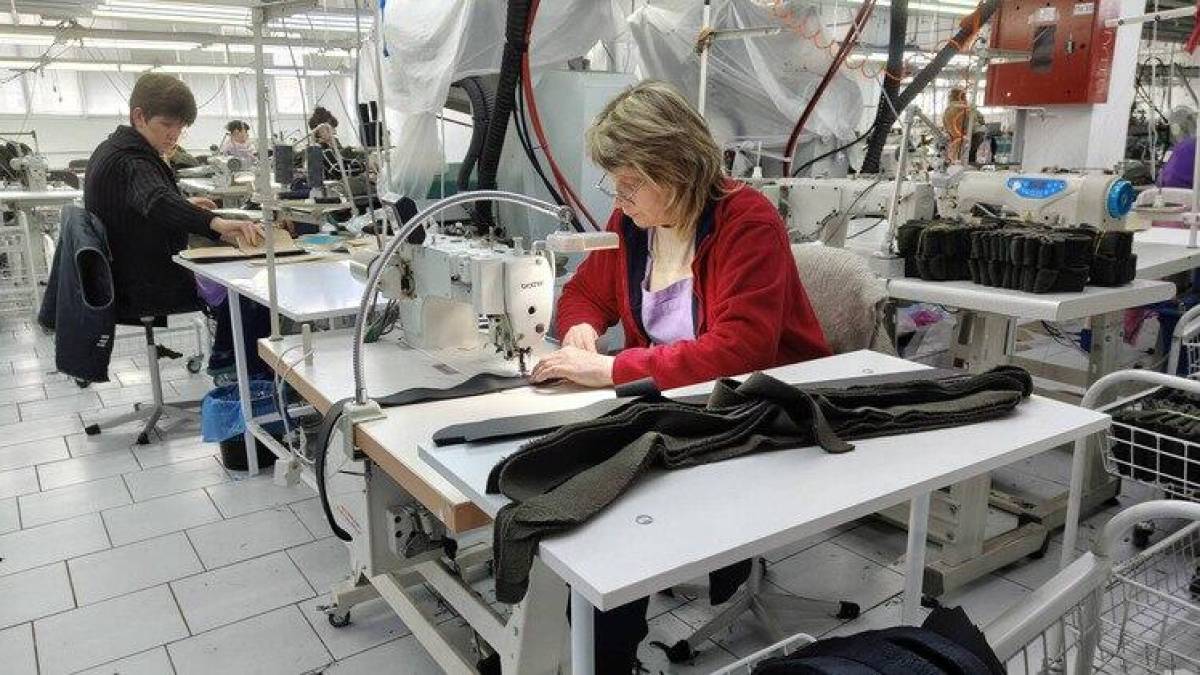 Фабрика під контролем рф: у Мелітополі на вкраденому обладнанні шиють форму для загарбників